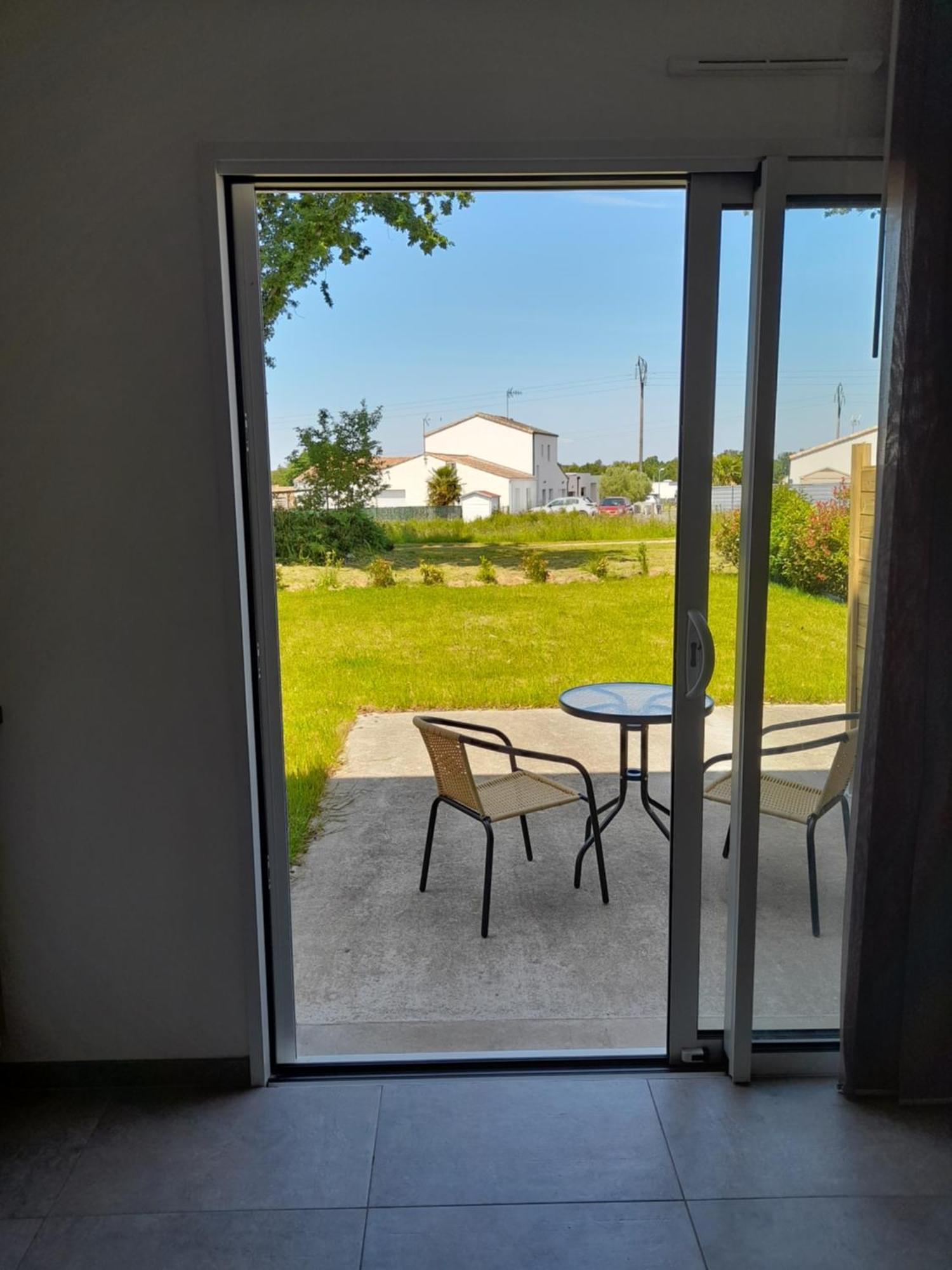 Studio Lumineux Avec Terrasse ลารอช-ซูร์-ยง ภายนอก รูปภาพ