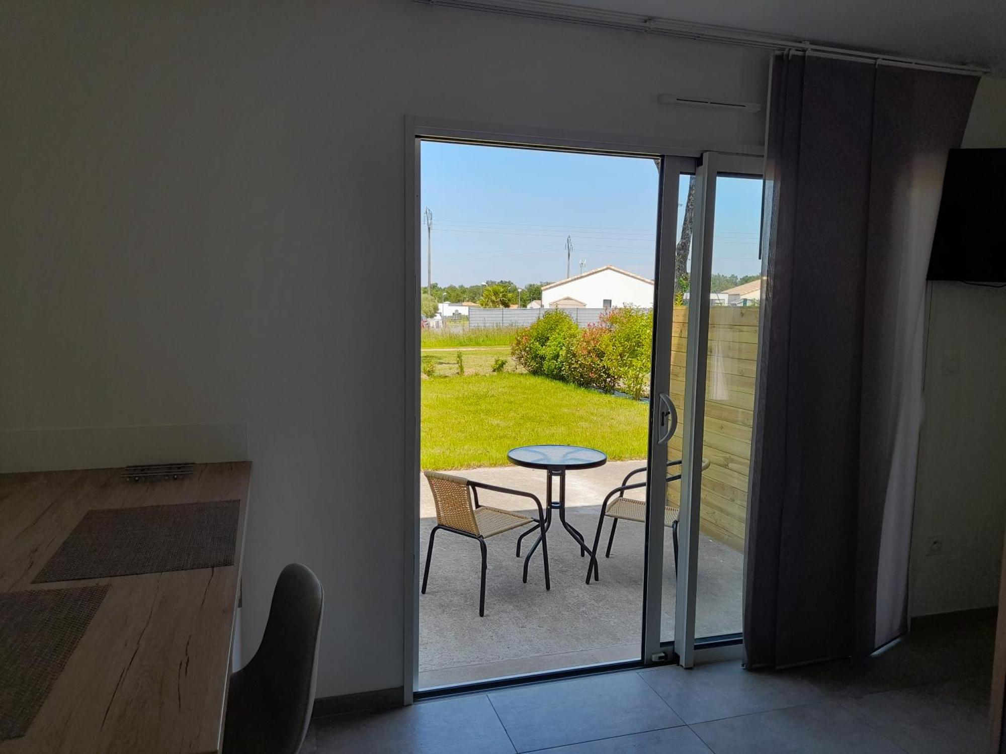Studio Lumineux Avec Terrasse ลารอช-ซูร์-ยง ภายนอก รูปภาพ